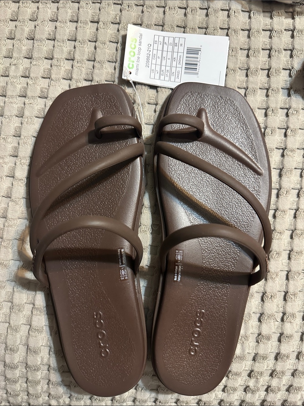 CROCS Women's Miami Toe loop Strap Sandal NWT